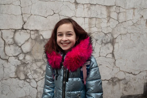 Μαθήτρια με σακίδιο. Κορίτσι με χειμωνιάτικο μπουφάν και σχολική τσάντα — Φωτογραφία Αρχείου