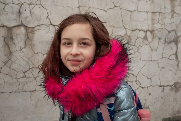 가방을 든 여학생. 겨울용 자켓을 입고 학교 가방을 든 소녀 — 스톡 사진