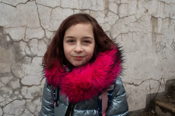 Estudante com mochila. Menina em uma jaqueta de inverno e uma mochila escolar — Fotografia de Stock