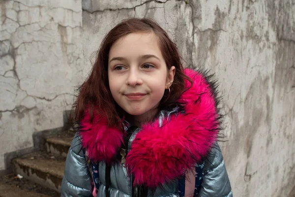 Schülerin mit Rucksack. Mädchen in Winterjacke und Schulrucksack — Stockfoto