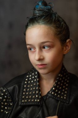 Dokuz yaşındaki bir kızın portresi. Saçında mavi iplikler olan bir genç. 8 ya da 9 yaşındaki bir kızın bir dizi fotoğrafı.