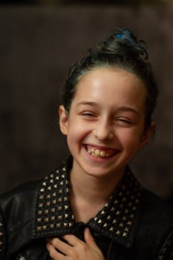 Dokuz yaşındaki bir kızın portresi. Saçında mavi iplikler olan bir genç. 8 ya da 9 yaşındaki bir kızın bir dizi fotoğrafı.