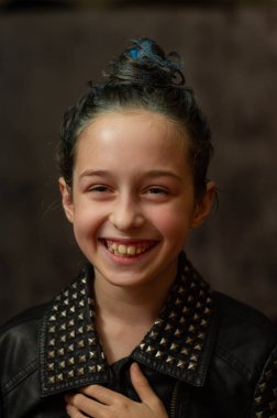 Dokuz yaşındaki bir kızın portresi. Saçında mavi iplikler olan bir genç. 8 ya da 9 yaşındaki bir kızın bir dizi fotoğrafı.