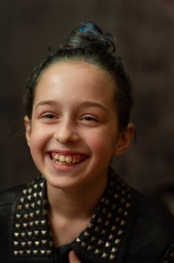 Dokuz yaşındaki bir kızın portresi. Saçında mavi iplikler olan bir genç. 8 ya da 9 yaşındaki bir kızın bir dizi fotoğrafı.