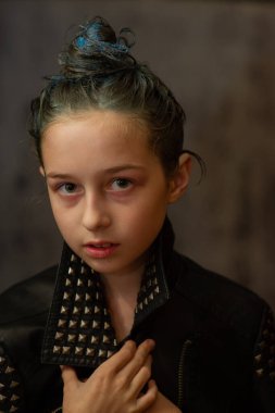 Dokuz yaşındaki bir kızın portresi. Saçında mavi iplikler olan bir genç. 8 ya da 9 yaşındaki bir kızın bir dizi fotoğrafı.