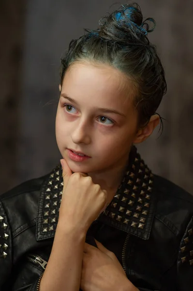 Retrato de una niña de nueve años. Adolescente con mechones azules en el pelo. Una serie de fotos de una niña de 8 o 9 años —  Fotos de Stock