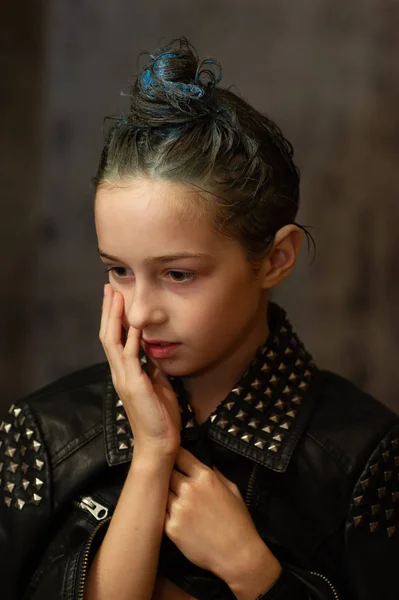 Retrato de menina de nove anos. Adolescente com fios azuis no cabelo. Uma série de fotos de uma menina de 8 ou 9 anos de idade — Fotografia de Stock