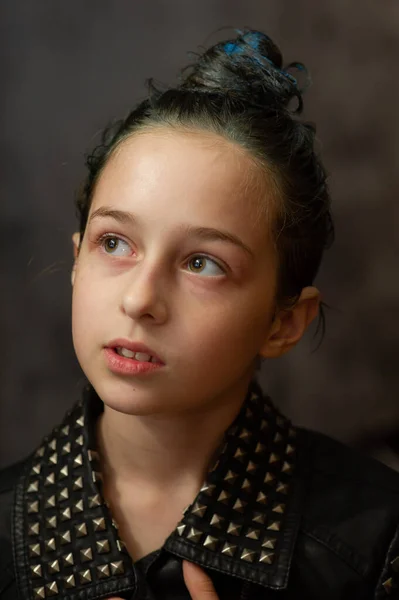 Portrét devítileté dívky. Teenager s modrými pramínky na vlasech. Série fotek dívky ve věku 8 nebo 9 let — Stock fotografie