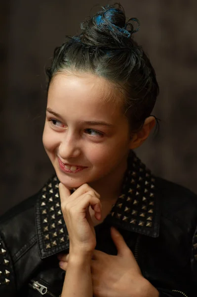Retrato de menina de nove anos. Adolescente com fios azuis no cabelo. Uma série de fotos de uma menina de 8 ou 9 anos de idade — Fotografia de Stock