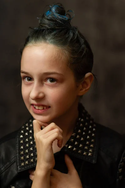 Retrato de menina de nove anos. Adolescente com fios azuis no cabelo. Uma série de fotos de uma menina de 8 ou 9 anos de idade — Fotografia de Stock