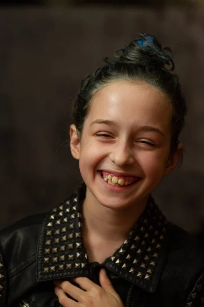 Retrato de menina de nove anos. Adolescente com fios azuis no cabelo. Uma série de fotos de uma menina de 8 ou 9 anos de idade — Fotografia de Stock