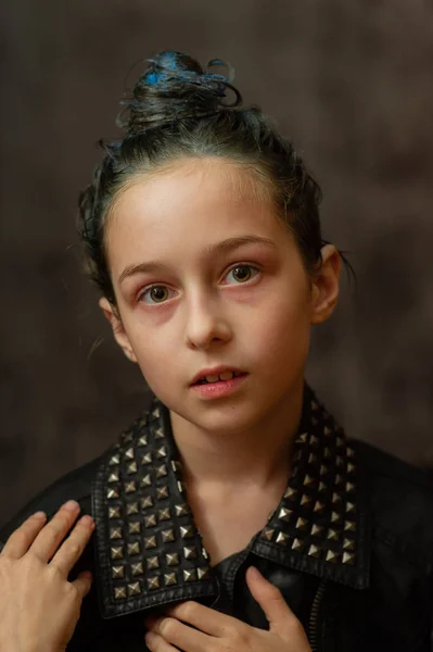 Portrait d'une fillette de neuf ans. Adolescente avec des mèches bleues sur les cheveux. Une série de photos d'une fille de 8 ou 9 ans — Photo