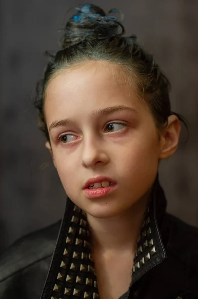 Retrato de menina de nove anos. Adolescente com fios azuis no cabelo. Uma série de fotos de uma menina de 8 ou 9 anos de idade — Fotografia de Stock