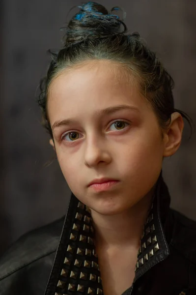 Portrét devítileté dívky. Teenager s modrými pramínky na vlasech. Série fotek dívky ve věku 8 nebo 9 let — Stock fotografie