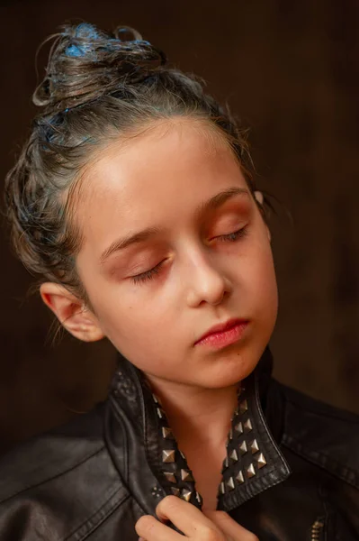 Retrato de menina de nove anos. Adolescente com fios azuis no cabelo. Uma série de fotos de uma menina de 8 ou 9 anos de idade — Fotografia de Stock
