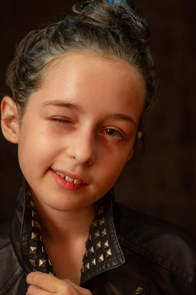 Portrait d'une fillette de neuf ans. Adolescente avec des mèches bleues sur les cheveux. Une série de photos d'une fille de 8 ou 9 ans — Photo