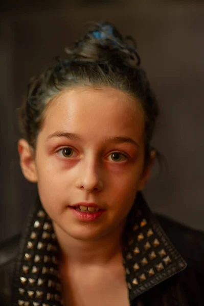 Ritratto di bambina di nove anni. Adolescente con ciocche blu sui capelli. Una serie di foto di una ragazza di 8 o 9 anni — Foto Stock