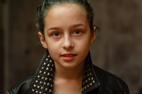 Retrato de menina de nove anos. Adolescente com fios azuis no cabelo. Uma série de fotos de uma menina de 8 ou 9 anos de idade — Fotografia de Stock