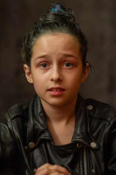 Retrato de una niña de nueve años. Adolescente con mechones azules en el pelo. Una serie de fotos de una niña de 8 o 9 años —  Fotos de Stock