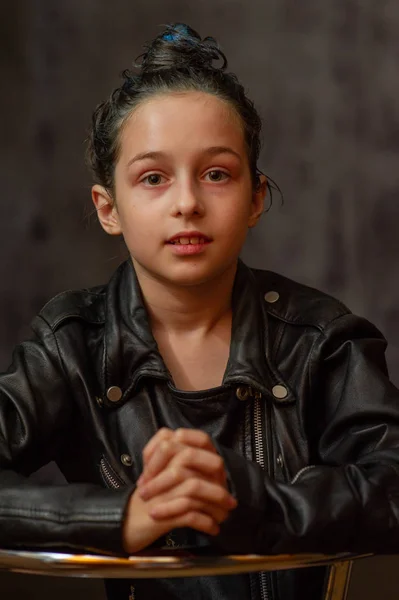 Egy kilenc éves kislány portréja. Tinédzser, kék fonallal a haján. Fényképek egy 8-9 éves lányról. — Stock Fotó