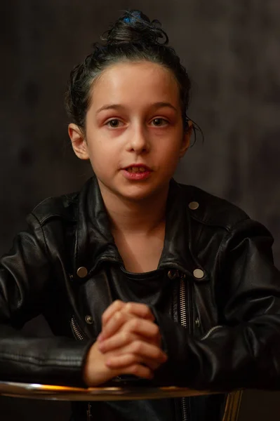 Egy kilenc éves kislány portréja. Tinédzser, kék fonallal a haján. Fényképek egy 8-9 éves lányról. — Stock Fotó