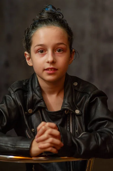 Portretul unei fetiţe de nouă ani. Adolescentă cu fire albastre pe păr. O serie de fotografii ale unei fete de 8 sau 9 ani — Fotografie, imagine de stoc