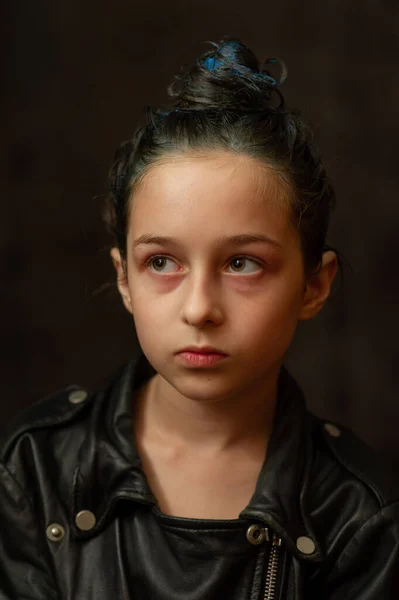 Портрет дев'ятирічної дівчини. Підліток з блакитними нитками на волоссі. Серія фотографій дівчини 8 або 9 років — стокове фото