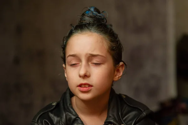 Portretul unei fetiţe de nouă ani. Adolescentă cu fire albastre pe păr. O serie de fotografii ale unei fete de 8 sau 9 ani — Fotografie, imagine de stoc