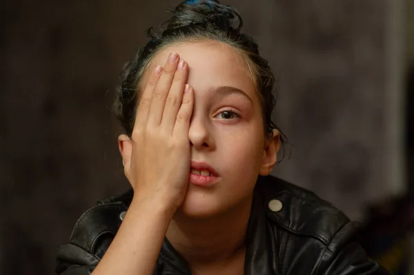 Porträtt av en nioårig flicka. Tonåring med blå trådar på håret. En serie bilder på en 8 eller 9-årig flicka — Stockfoto