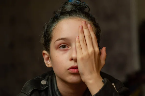 Porträtt av en nioårig flicka. Tonåring med blå trådar på håret. En serie bilder på en 8 eller 9-årig flicka — Stockfoto