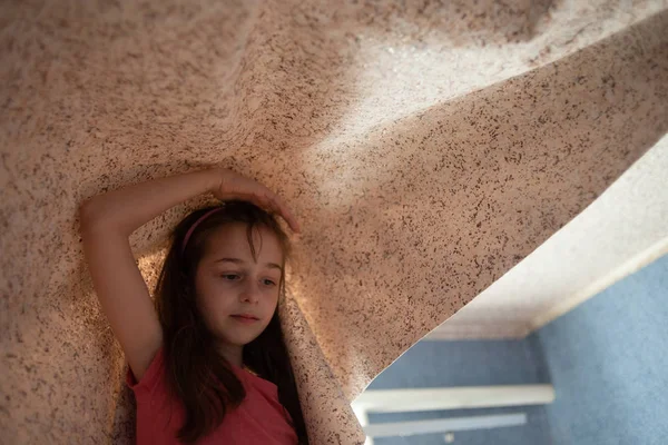Frau hängt Tapetenmotiv. Teen girl hilft, Tapeten an die Decke zu kleben — Stockfoto