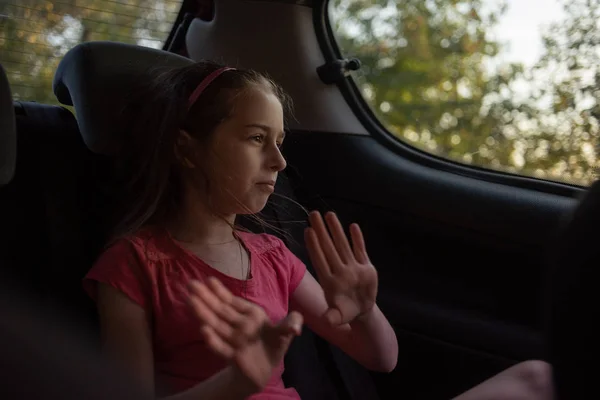 Una chica de 8-10 años monta en un coche. Explorando la naturaleza, viajes, vacaciones en familia. Una chica de 9 años monta en un coche — Foto de Stock