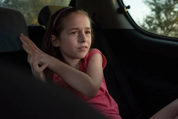 Uma menina de 8-10 anos cavalga em um carro. Explorando a natureza, viagens, férias em família. Uma menina de 9 anos cavalga em um carro — Fotografia de Stock