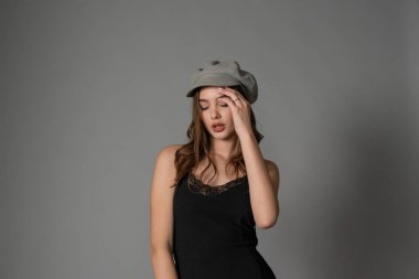 Mükemmel cilde sahip güzel bir genç kadının muhteşem portresi. Mükemmel yüz güzel kız portresi. Eğilim.