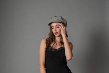 Mükemmel cilde sahip güzel bir genç kadının muhteşem portresi. Mükemmel yüz güzel kız portresi. Eğilim.