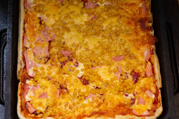 Pizza caseira com queijo cheddar e milho — Fotografia de Stock