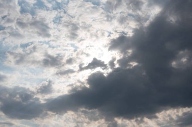 Mavi yaz gökyüzü arka planında beyaz bulutlar