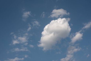 Mavi yaz gökyüzü arka planında beyaz bulutlar