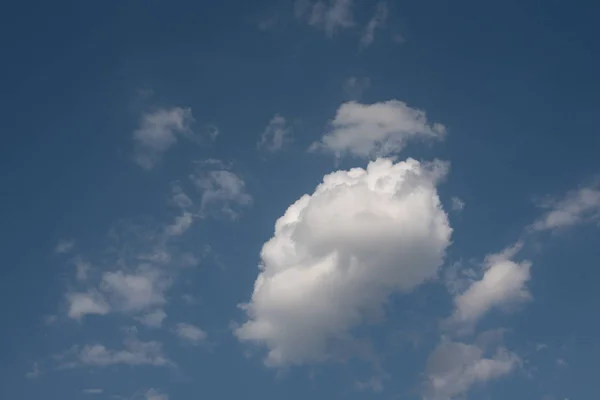 Mavi yaz gökyüzü arka planında beyaz bulutlar — Stok fotoğraf