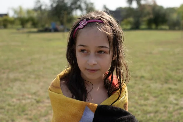 Serviette fille dans la rivière couché détendu après bain nature. Fille dans une serviette — Photo