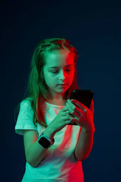 Teenager Talking Smartphone Girl Smartphone Hands Girl Smartphone Hands Red — Stock Photo, Image