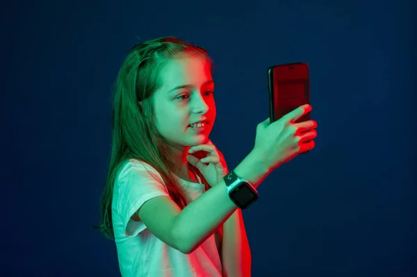 Teenager Talking Smartphone Girl Smartphone Hands Girl Smartphone Hands Red — Stock Photo, Image