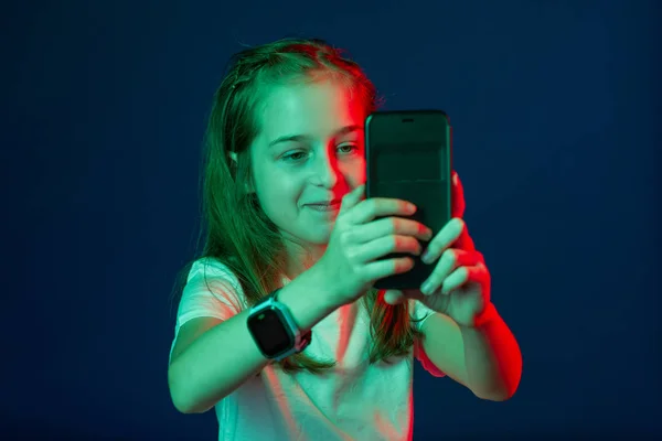 Teenager Talking Smartphone Girl Smartphone Hands Girl Smartphone Hands Red — Stock Photo, Image