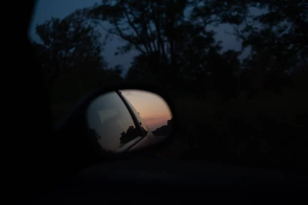 Reflektion Solnedgången Bilens Sidospegel När Reser Motorväg Reflektion Påhängsvagn Lastbil — Stockfoto