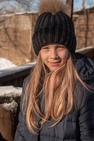 Portret Pięknej Blondynki Kapeluszu Tle Miejskiego Krajobrazu Zimnej Porze Roku — Zdjęcie stockowe