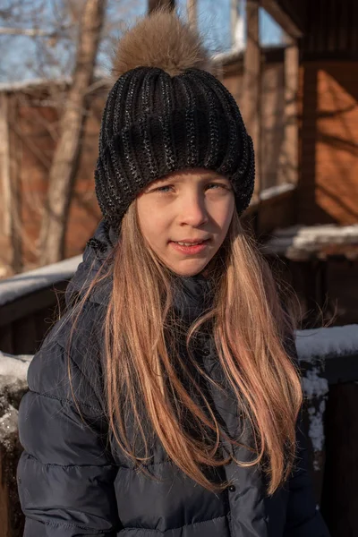 Portret Pięknej Blondynki Kapeluszu Tle Miejskiego Krajobrazu Zimnej Porze Roku — Zdjęcie stockowe