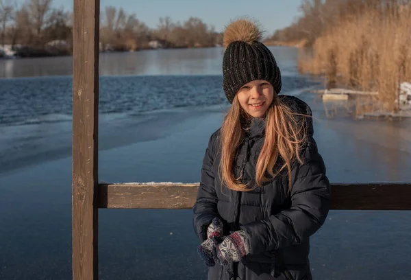 Κορίτσι Στο Φόντο Του Χειμώνα Λίμνη Ποτάμι Τοπίο Παγωμένη Λίμνη — Φωτογραφία Αρχείου