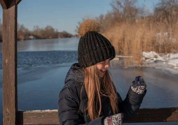 Dziewczyna Tle Zimowego Jeziora Lub Rzeki Krajobraz Zamarzniętym Jeziorem Sezon — Zdjęcie stockowe