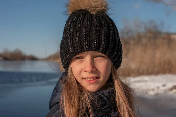 Mädchen Auf Dem Hintergrund Des Wintersees Oder Flusses Landschaft Mit — Stockfoto