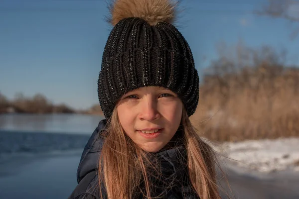 Dziewczyna Tle Zimowego Jeziora Lub Rzeki Krajobraz Zamarzniętym Jeziorem Sezon — Zdjęcie stockowe